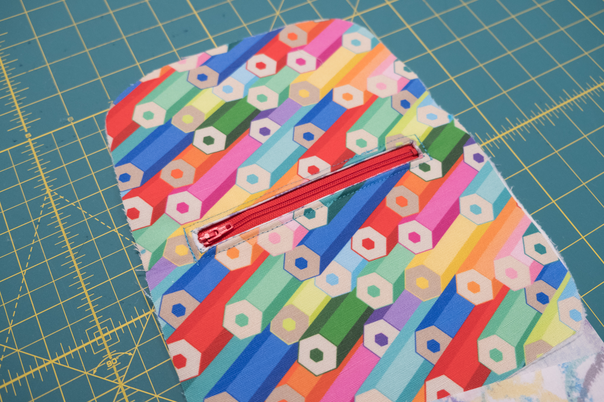 Sew zipper to front of bookbag| Spoonflower Blog