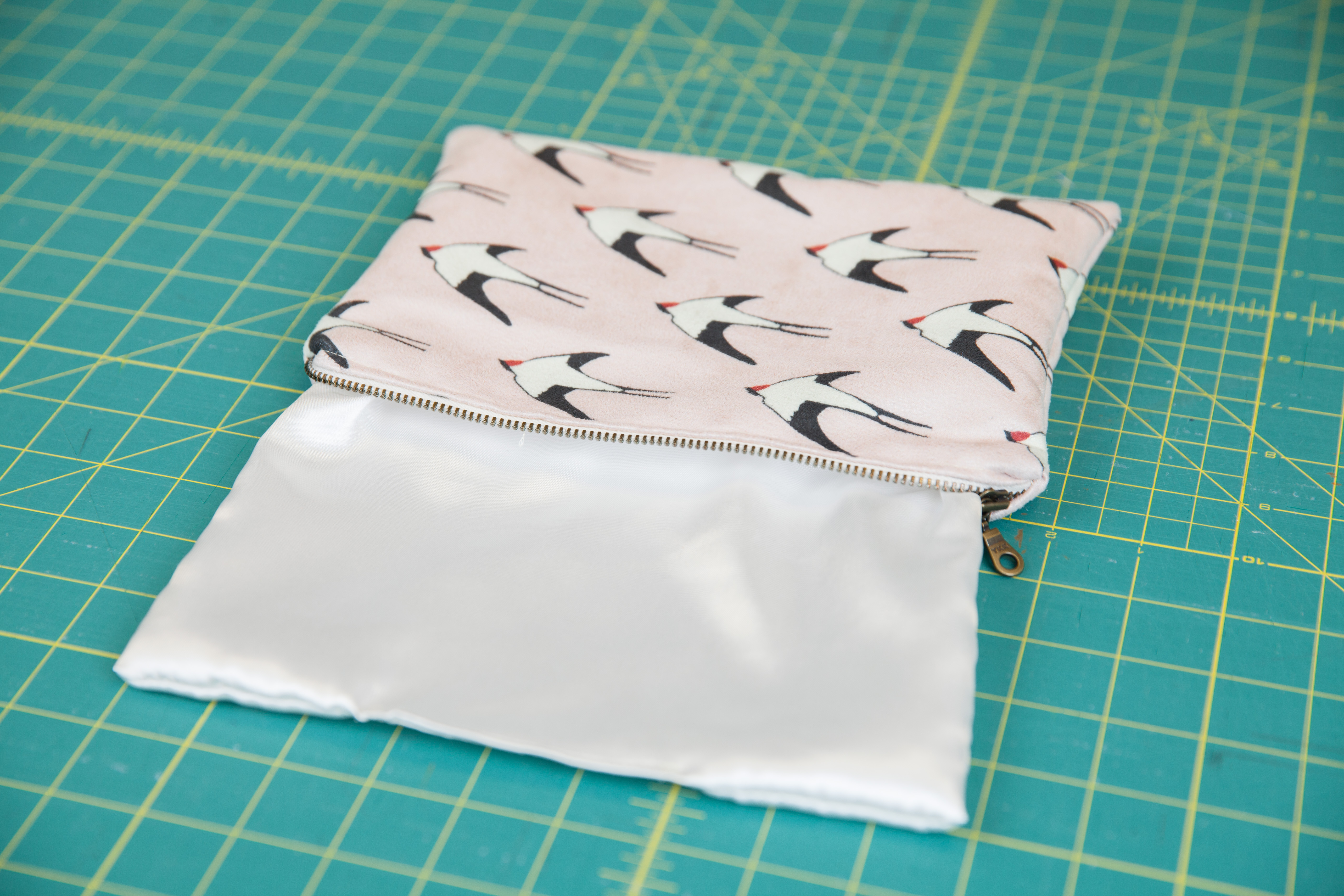 The Perfect Zipper Pouch in 9 Easy Steps - edgestitch the lining closed | Spoonflower Blog 