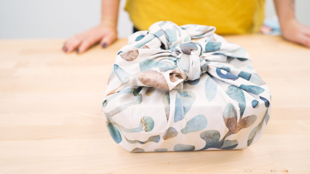  6 Ways to Wrap a Gift with Furoshiki - side by side bow | Spoonflower Blog 