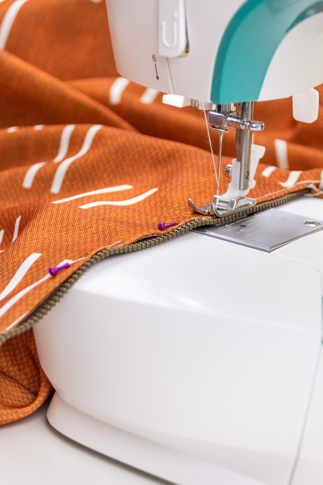 Sewing zipper to cushion cover