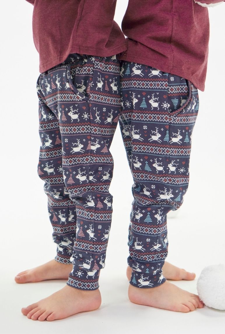 Suz's toddlers wear their joggers with reindeers