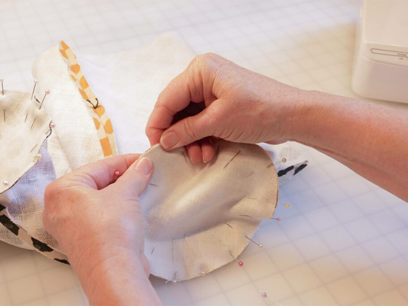 Cinne pins the main bag body piece to the bag’s round bottom.